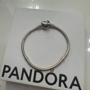 Aldrig använt Pandora armband som man kan sätta berlocker på💕pris kan diskuteras vid snabb affär💕