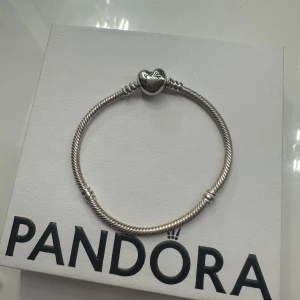 Pandora armband - Aldrig använt Pandora armband som man kan sätta berlocker på💕pris kan diskuteras vid snabb affär💕