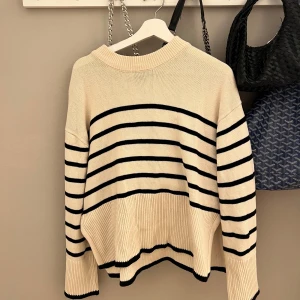 Randig tröja Gina tricot  - Knappt använd stickad tröja från Gina💕💕