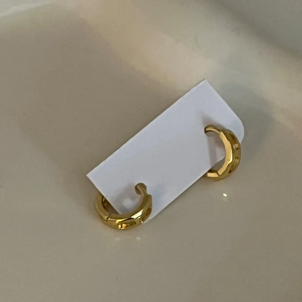 Säljer ett par stilrena och eleganta guldiga örhängen, de är guldplaterade. De är små och runda, perfekta för både vardag och fest. Örhängena har en enkel och tidlös design som passar till alla tillfällen!!❤️. Asusteet.