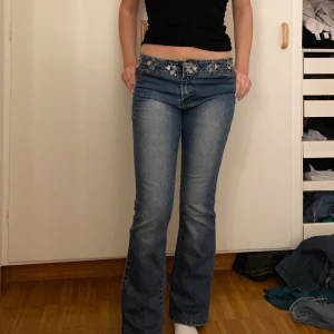 Färgglada söta jeans🩷 - Säljer dessa pga att dem inte kommer till användning och tror dem hade passat ngn annan bättre. skriv för frågor, kontakta innan köp. 