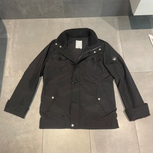 J.LINDEBERG FIELD JACKET - Hola👋🏼• Säljer denna sjukt snygga field jacket från J.Lindeberg• nypris 4400kr• mitt pris 1900kr• Storlek: M • skick 9/10• skriv pm för fler frågor• Caio👋🏼