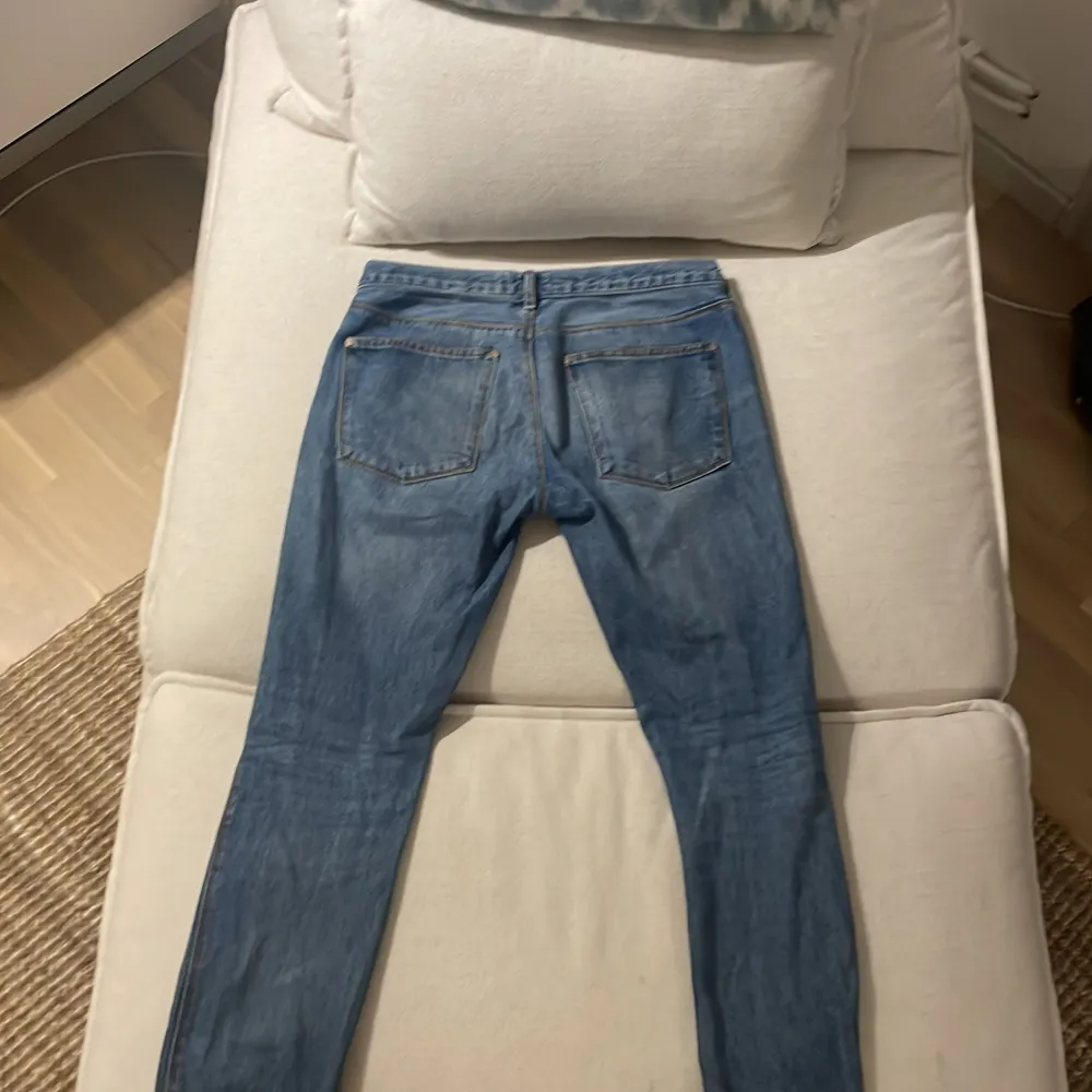 Super snygga acne jeans perfekta nu till hösten! Köpta i NK för ca 2800 o mitt pris 450! Storleken är W32 L32 och jeansen är i super bra skick utan några defekter alls o det är bara skriva för fler frågor och priset är inte hugget i sten!. Jeans & Byxor.