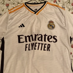 Fotbollströja - En real Madrid fotbolls tröja från säsong 23/24 av Vini Jr
