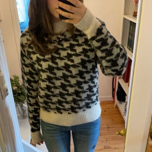 Stickad tröja - Stickad tröja från hm! Bra skick, skriv för fler frågor🤍