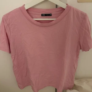 Zara T-shirt  - Rosa t-shirt från Zara i bra skick i storlek M