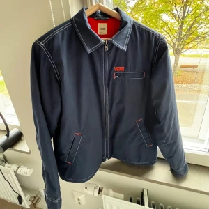 Vans Jacka  - Marinblå jacka från Vans.  Har varit min favorit jacka men den kommer inte till användning längre tyvärr✨