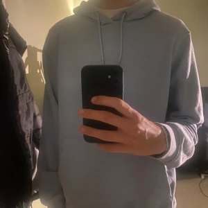 Dressman hoodie - Ljusblå dressman hoodie, använt ca 5-10 gånger så inge syn på använd. Riktigt schysst färg och passform. Ny pris 500