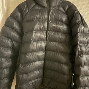 Peak Performance vinterjacka - Köpte jackan förra vintern ny för 3000kr och har använt den sparsamt, säljes då den är för stor. Skick 9/10! Priset går att diskutera.