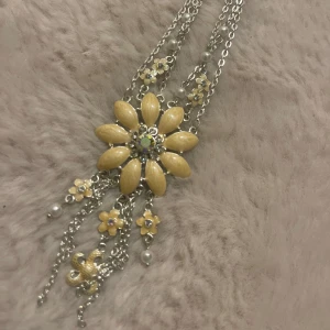 Halsband  - Säljer en söta halsband med en fin blomma. Kan gå ner i pris