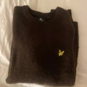 Super fin & varm ”stickad tröja” från lyle&scott som inte kommer till användning längre, super fint skick😊 säljes för 150kr