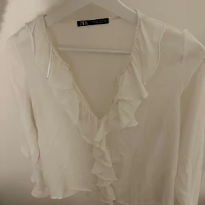 Topp - Vit sheer blus från Zara