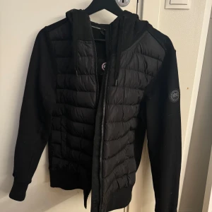 Cardigan jacka canada goose  - Köpt förra året på johnells och har använt 3 gånger max. Nypris 6000kr, säljer för 1500kr. Kan fixa bättre bilder och pris kan diskuteras. Storlek S 