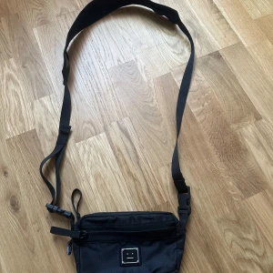 Acne studios väska  - Axel väska för herr från Acne Studios. 