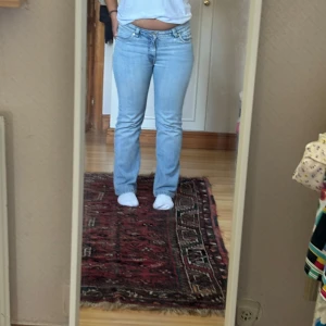 Ljusblå lågmidjade jeans - Ljusblå lågmidjade jeans i strl 38 men kan även passa 36, de är i jättefint skick🌸