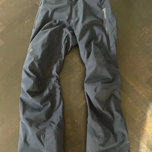 Helly Hansen skidbyxor - Säljer ett par Helly Hansen skidbyxor i bra skick. Använd en vecka i alperna.  Storlek M. Nypris 2200kr. 