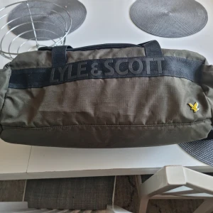 Lyle scott bag - Säljer en lyle scott bag. Rymlig Mörk mörk grön. Knappt använd ga ska bra skick