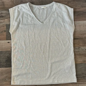 Glittrig T-shirt  - Silver glittrig, använt få gånger 
