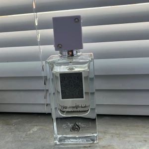 Lattafa Ana Abiyedh Parfym - Tagit några sprut God parfym som håller sjukt länge! 60 ml från början Dam/unisex 