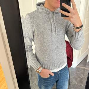 Elegant och snygg stickad hoodie ifrån dressmann! Tröjan är i bra skick men den har krympt litegrann! Tröjans storlek är M men jag skulle påstå att den sitter som en S! Hör av er för frågor om pris etc!