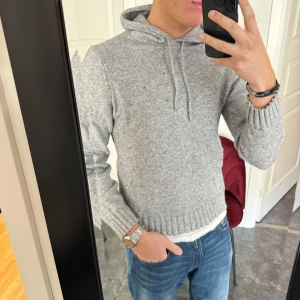 Stickad hoodie - Elegant och snygg stickad hoodie ifrån dressmann! Tröjan är i bra skick men den har krympt litegrann! Tröjans storlek är M men jag skulle påstå att den sitter som en S! Hör av er för frågor om pris etc!