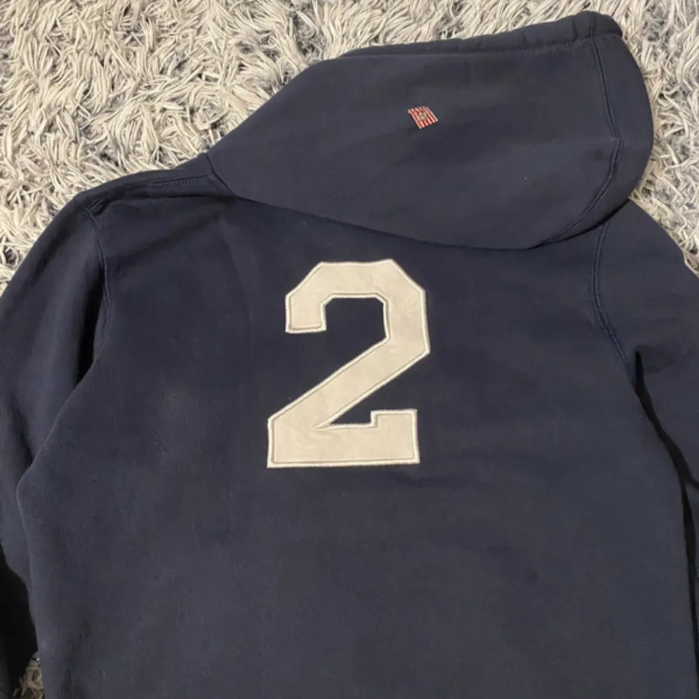 En snygg Ralph lauren hoodie i storlek Medium. Nästan nyskick. Snygga broderade detaljer. Skriv i DM om intresserad eller har frågor. Kan även skicka fler bilder. Pris kan diskuteras . Hoodies.