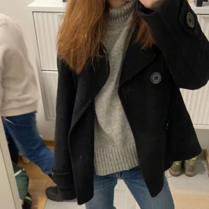Snygg höst kappa - Säljer denna snygga kappan som är perfekt nu till hösten. Den har en väldigt unikt stil och skriv för mer bilder o information 😊 färgen på kappan är mörkblå 