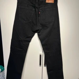 Levi jeans - Säljs då den inte kommer till användning  Storlek 33/34 501 Nypris ca 1000kr