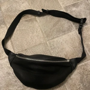 Midjeväska - Svart midjeväska från Don Donna. Nyskick