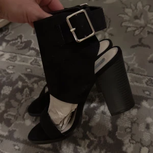 Helt nya svarta klackar - Otroligt fina! Men aldrig använda. 