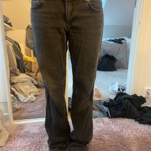 Low waist Zara jeans - Lågmidjade straight  zara jeans köpta i somras! 