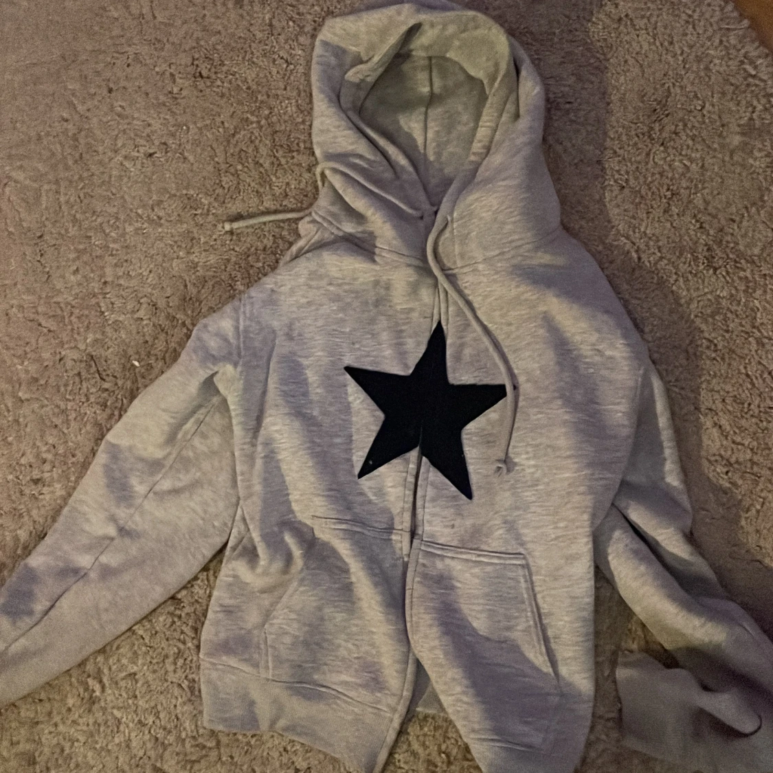 Grå hoodie med svart stjärna