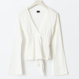 Gina tricot topp - Säljer min super fina topp från gina tricot som endast är använd en gång. Säljer den i svart, se sista bilden. Den är i storlek M och säljer för 300kr+frakt. 