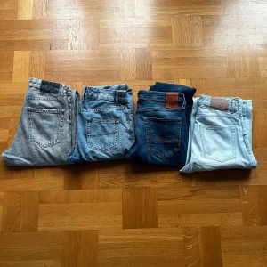 4st jeans  - Säljer nu alla 4 jeans för 500kr!!! 1: Bershka jeans, denim strl 36 2: Collusion jeans, W30 L32 3: Jack & Jones, Slim/Glen W32 L34 4: Bershka jeans, denim strl 36 Hör av er vid frågor, pris kan diskuteras vid snabb affär🙌🏼