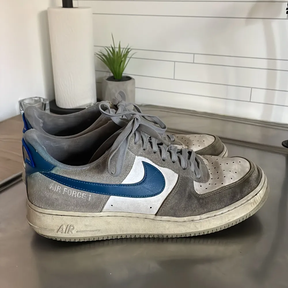 Jag säljer mina Nike air force 1 för att jag har köpt nya skor. Tänker ett billigt pris för dem är lite slitna.. Skor.