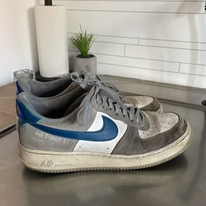 Air force 1 - Jag säljer mina Nike air force 1 för att jag har köpt nya skor. Tänker ett billigt pris för dem är lite slitna.