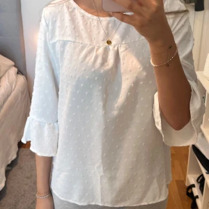 Vit prickig blus/topp - Säljer denna söta vita blus/topp. Använd en gång ❤️