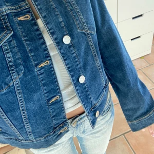 Super fin jeansjacka ✨ - Säljer min super fina och nästan helt nya jeansjacka, som tyvärr inte kommit till användning:) om ni har frågor om mått är det bara att skirva till mig❤️