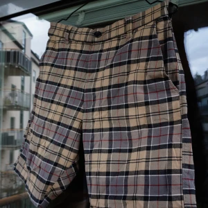 Shorts - Rutiga shorts från Vailent. L. Väldigt stretchiga. Inte mycket använda. Kolla gärna profilen. Säljer gärna flera plagg samtidigt. Frakt tillkommer. 