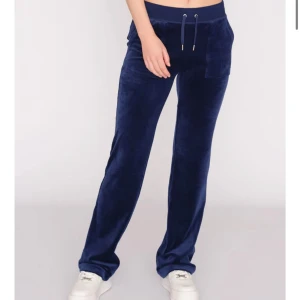 Juicy mjukis  - Juicy couture mjukisbyxor i mörkblå, storlek 15/16 vilket är ungefär M. Säljer då dem är lite för stora för mig runt rumpan, annars har jag XS i Juicy byxor. Kan hämtas i Tumba💕