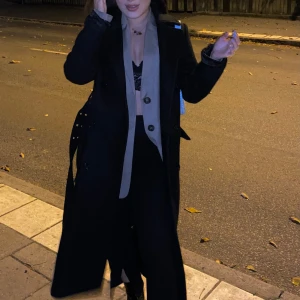 Vinterkappa från NAKD - Intressekoll för min vinterkappa från NAKD. Jackan är väldigt välanvänt. 