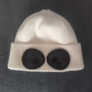 C.P Company Mössa - Säljer En C.P Company mössa. Den är i väldigt bra skick. Oanvänd.  VÄLDIGT SNABB LEVERANS!