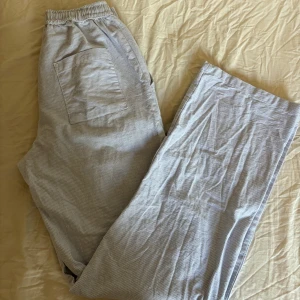 Randig pyjamasbyxor  - Randiga pyjamasbyxor från Madlady i storlek xs tall! Köpta för 500 men säljer för 250 och de säljs inte längre på hemsidan💗