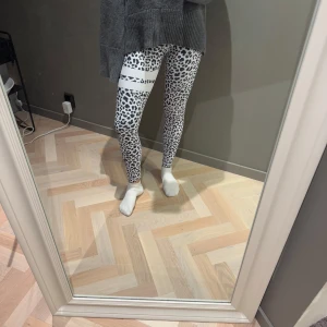 Leopardmönstrade leggings - säljer dessa träningsbyxor från stronger🤍🖤 storlek xs
