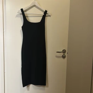 Svart klänning från Zara - En otroligt fin klänning från Zara.