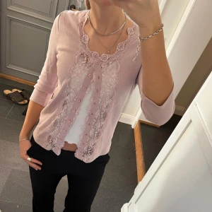 Rosa stickad kofta med spets - Rosa trekvartsärmad kofta/topp med spets från Crisca i storlek S. Fint skick. Använd gärna köp nu!