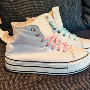 Vita sneakers  - Vita skor som är använda men i fint skick ✨ Stl 38. Finns i Sölvesborg, kan skickas mot fraktkostnad 💫 