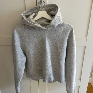 Grå croppad hoodie - Grå kort Hoosiers som är jätte fin bara att den inte kommer till användning🤍Använd ca 3 gånger!