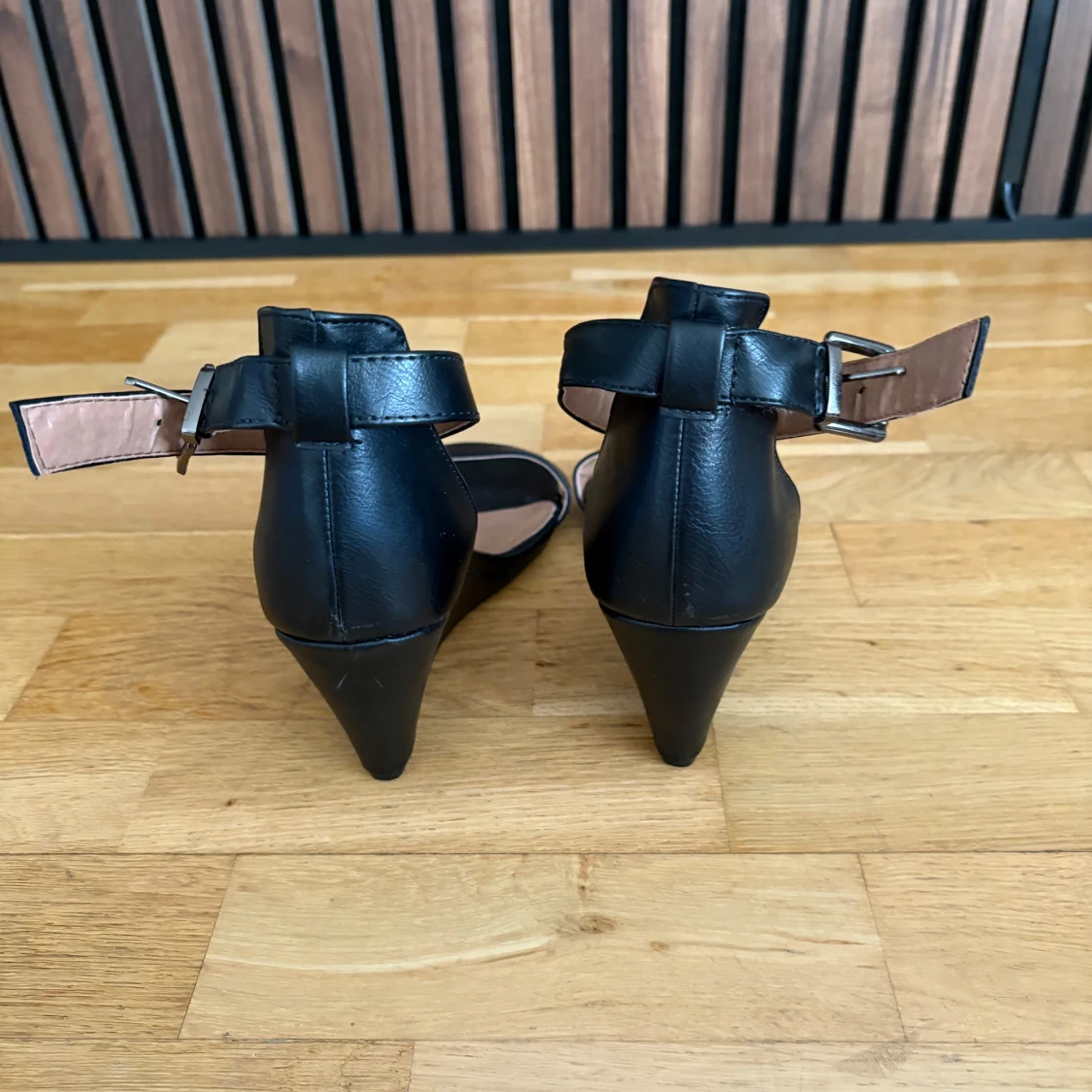 Svarta kilklackssandaler med ankelrem - 90