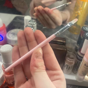 Rosa sminkborste - En söt rosa sminkborste med ett smalt, platt borsthuvud. Perfekt för precisionsarbete som concealer eller ögonskugga. Handtaget är i en ljusrosa nyans med silverfärgad metall vid borstfästet.